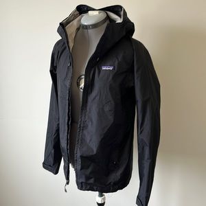 Men’s Patagonia rain jacket with brimmed hood
